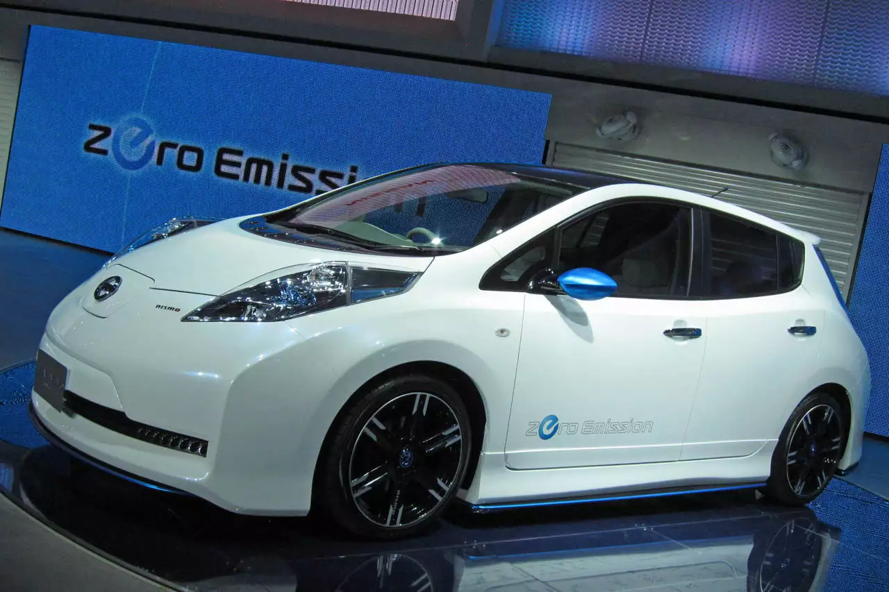 Nissan Leaf черный