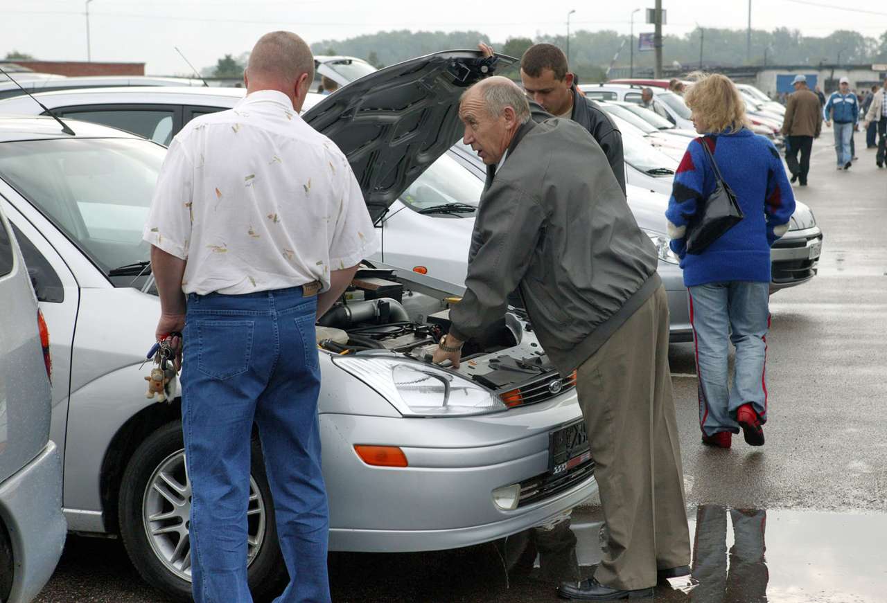 Около половины россиян занижают стоимость автомобиля в договоре купли-продажи