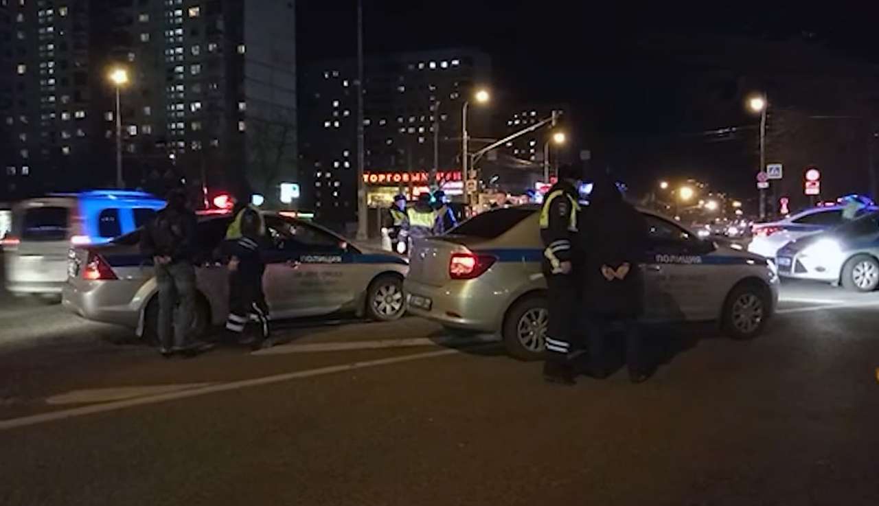 Пять машин ДПС задерживали вора, укравшего банку кофе