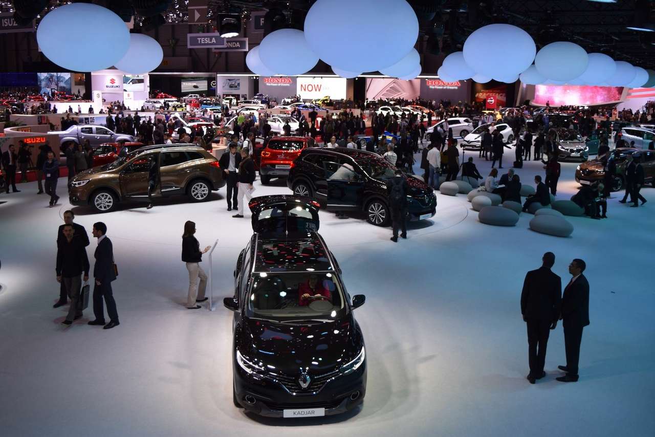 Продажи новых автомобилей в России в 2015 году могут упасть в 2 раза