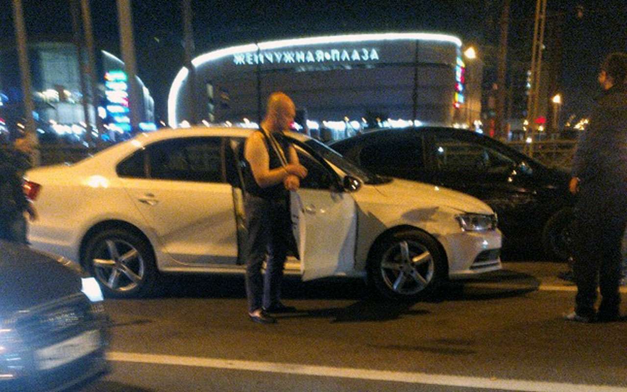 Пьяного виновника ДТП привязали к машине