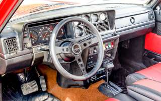 Дизайн интерьера незамысловат, но гармоничен. Панель приборов – самая богатая из тех, что ставили на автомобили семейства Volvo 240. Автомат в этом Volvo – трехступенчатый.