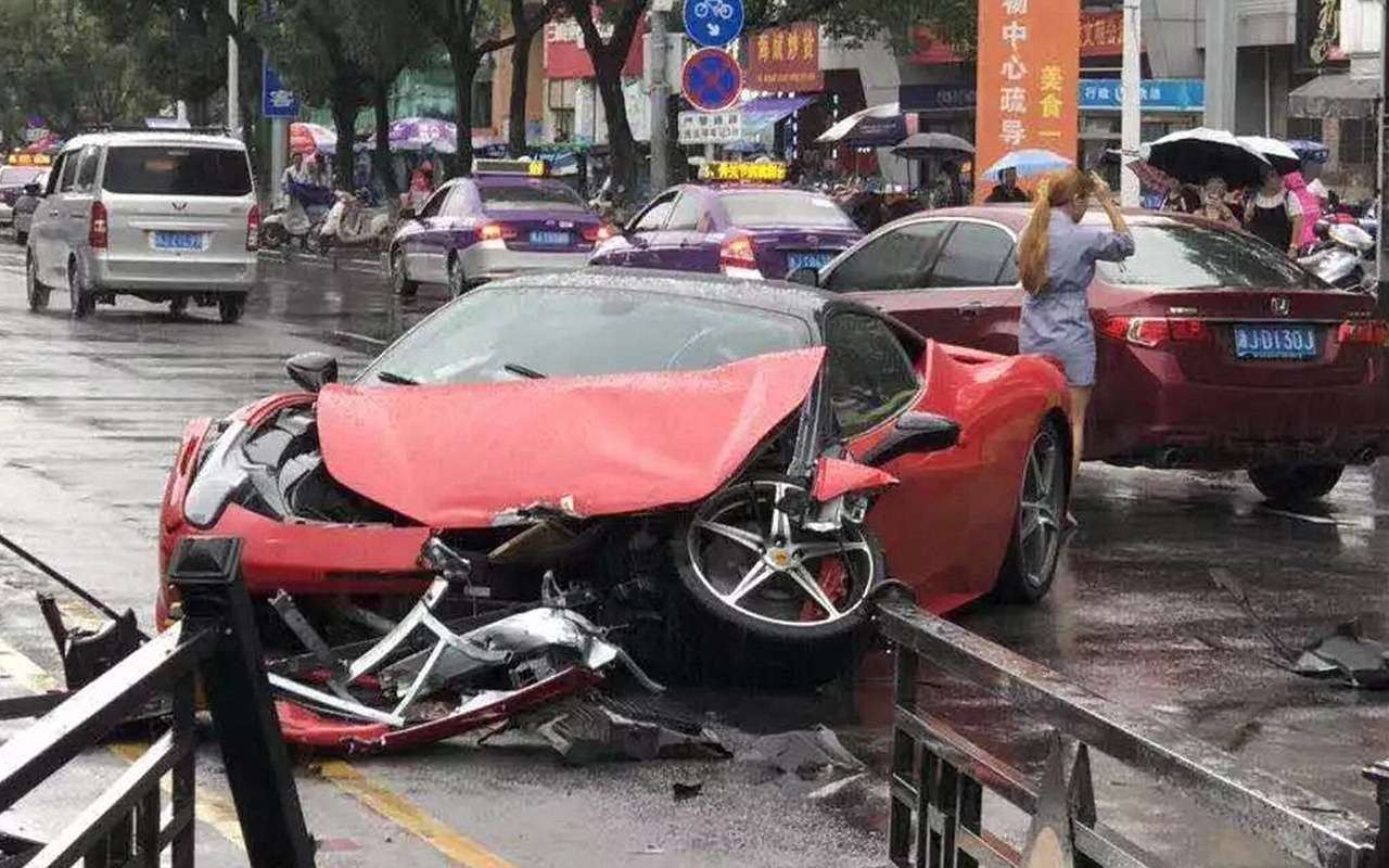 Не судьба! Дамочка разбила новый Ferrari после выезда из автосалона