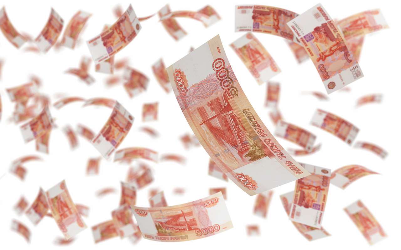 Спасаясь от погони, чиновники выкинули на дорогу 300 000 рублей