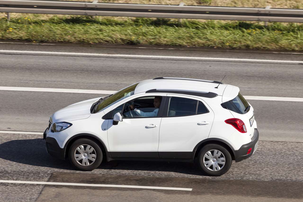 Приставы вызвали такси и  отобрали его у владельца