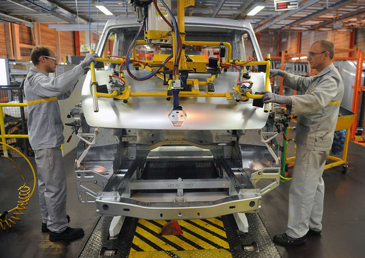 Renault сократит персонал во Франции на 14% без увольнений и закрытия заводов