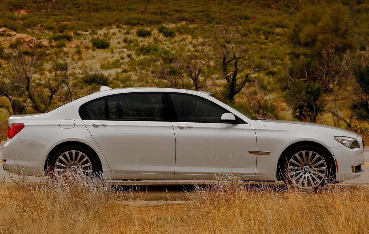 Минпромторг собирается потратить на два люксовых авто 12 млн рублей