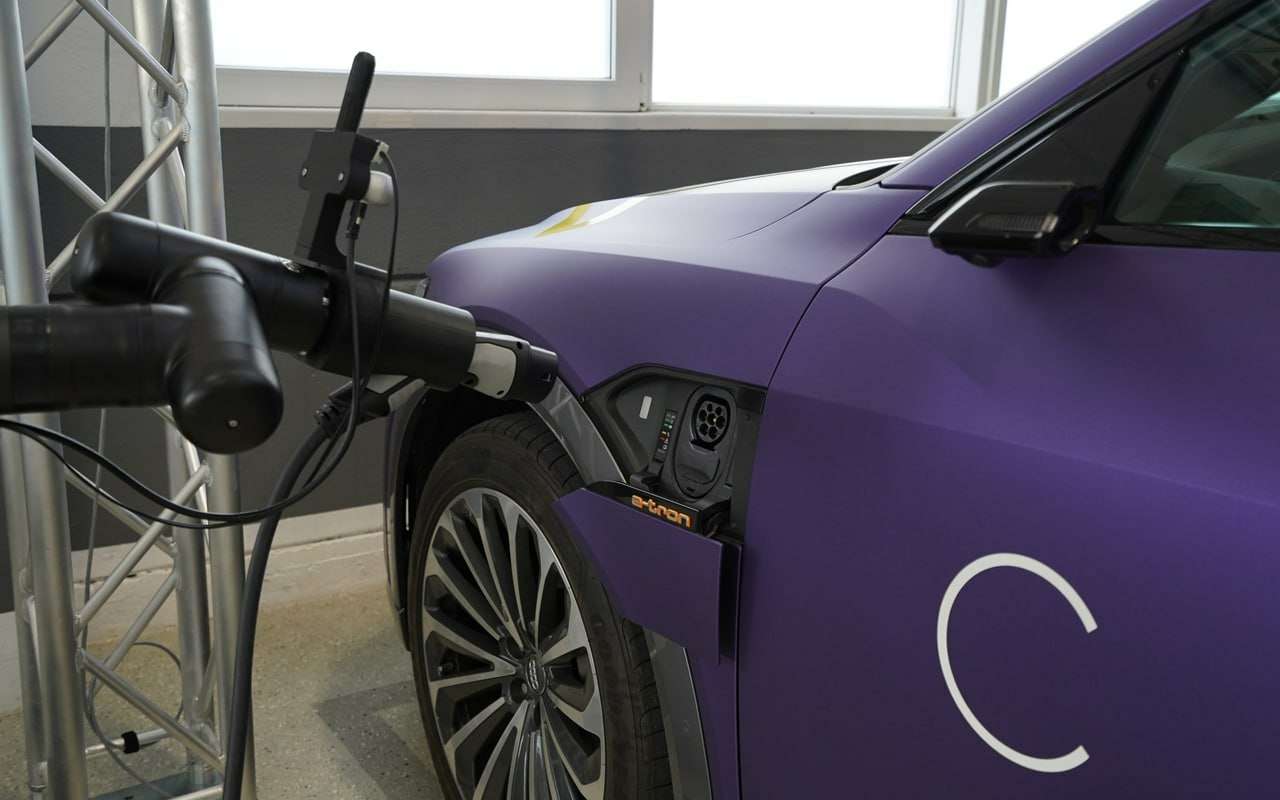 С помощью новой технологии Bosch электрокар автоматически заряжается во время парковки.