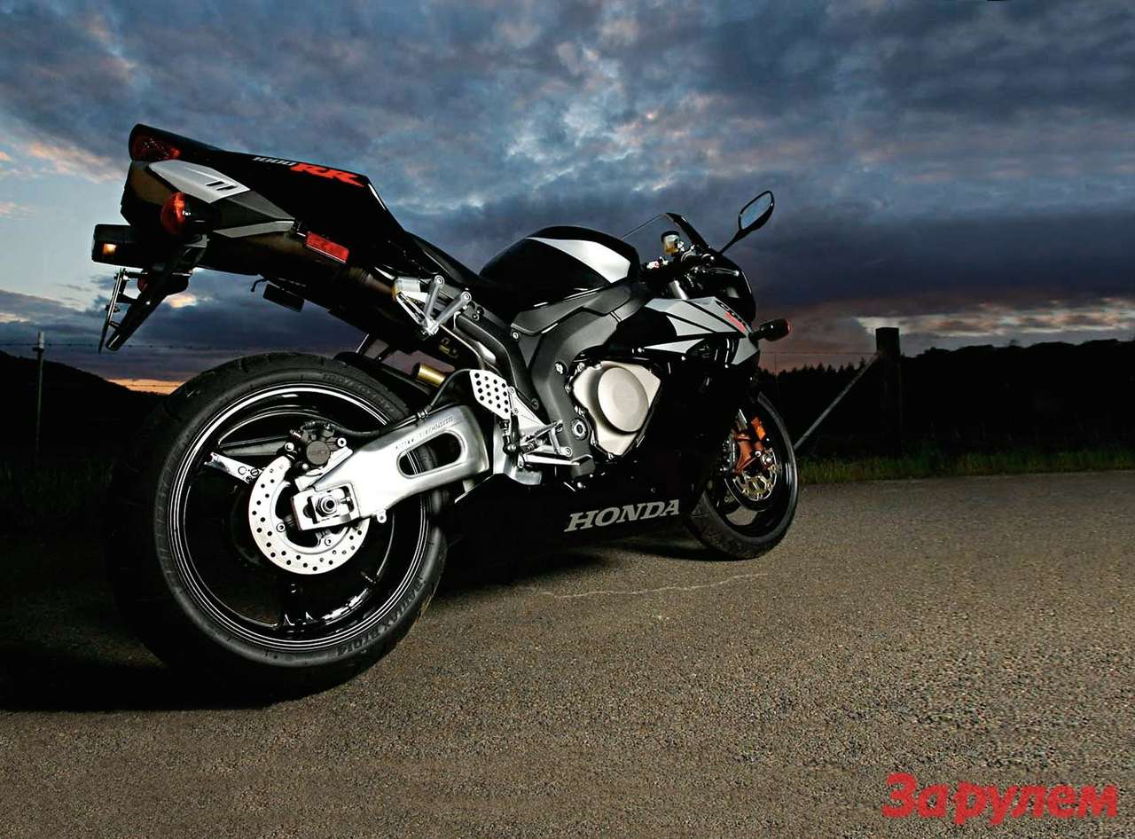 Honda CBR1000RR Fireblade: спортбайк, 2004 – 2007 гг, 998 см³, 172 л.с., 280 000 – 400 000 руб.