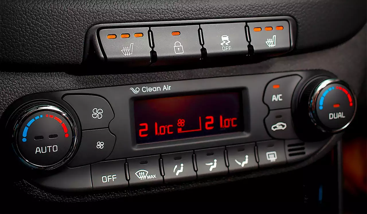 Автомобильный кондиционер способен работать и зимой. Главное, чтобы за бортом было не очень холодно.