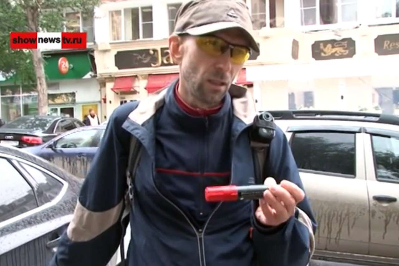 Велокурьер с помощью маркера «воспитывает» нарушителей парковки (ВИДЕО)