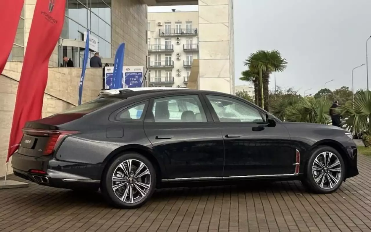 Больше 300 сил и пневма — в РФ показали конкурента Mercedes Benz S-Class