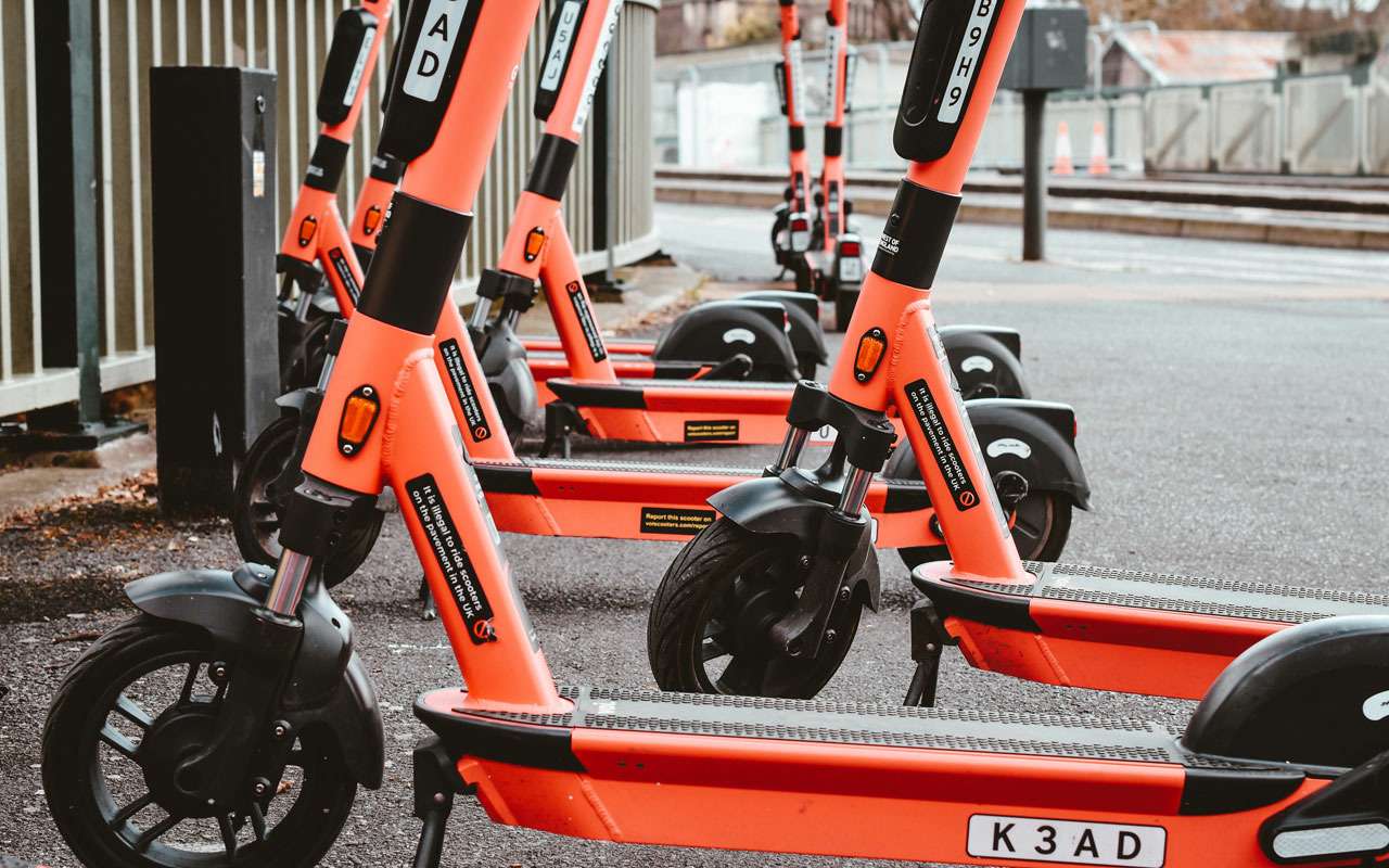 Расправа над самокатами — их начали мазать солидолом