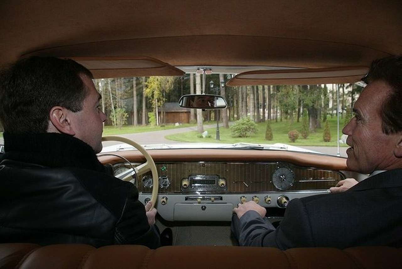 Медведев прокатил Шварценеггера на "Чайке"
