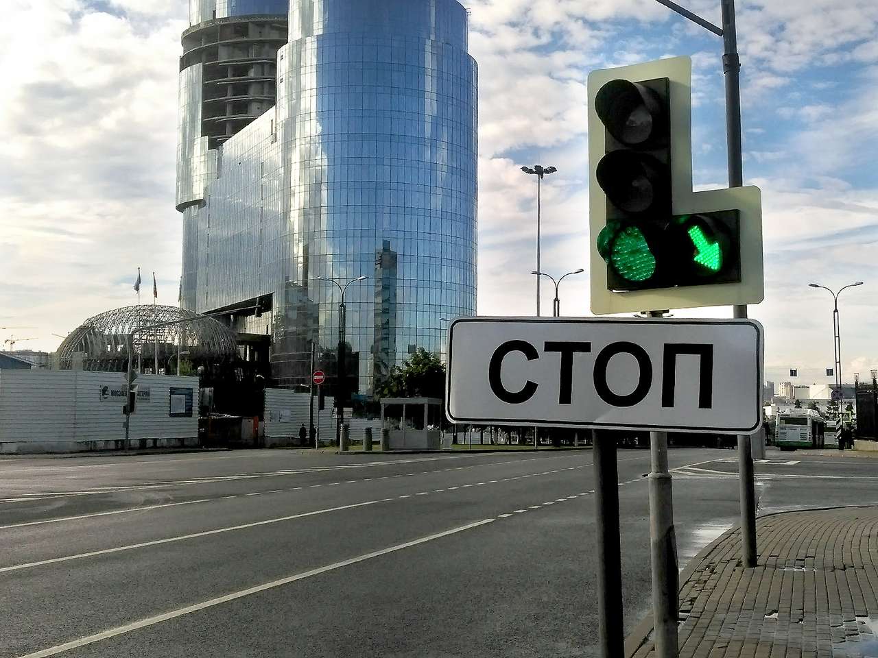 Светофор оборудован дополнительной секцией. Но стрелка направлена вниз. Что это значит?