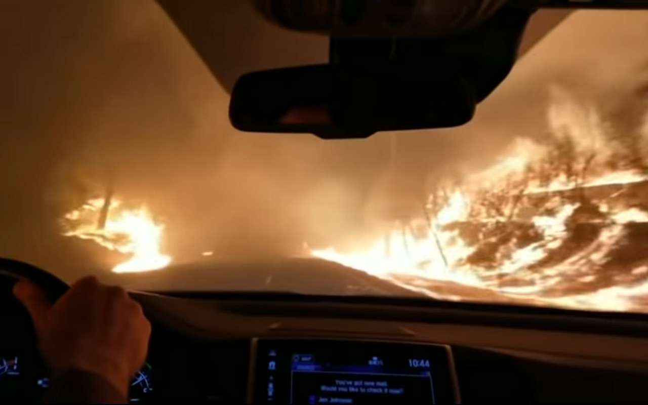 Огонь подходил вплотную к дороге, по которой ехали и другие автомобили