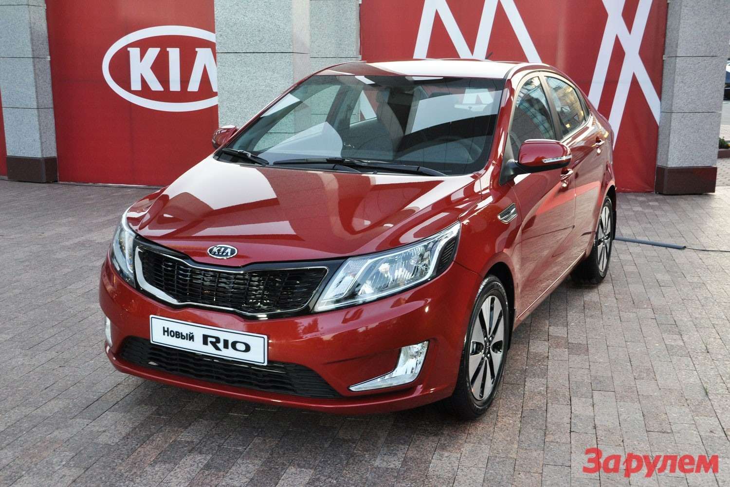 Kia Rio хэтчбек 2015 красная