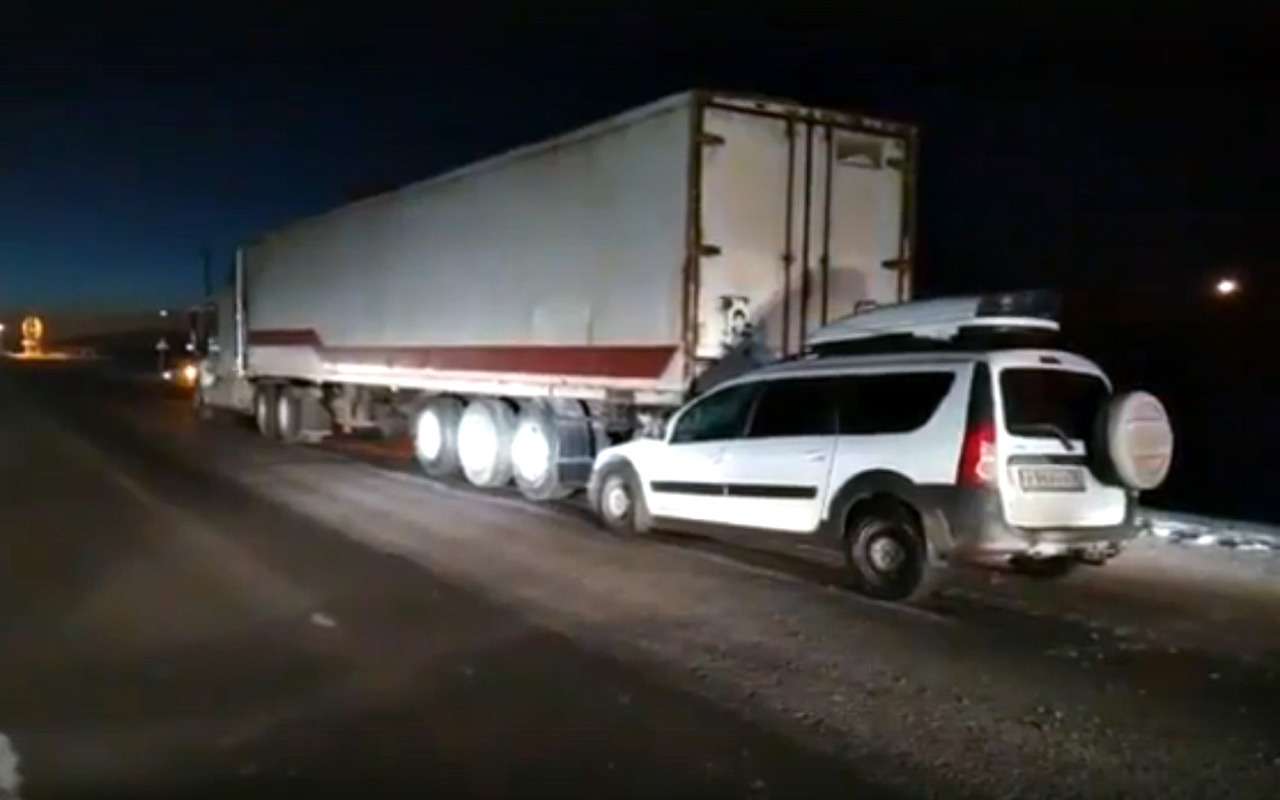 Грузовик протащил врезавшийся в него автомобиль несколько километров