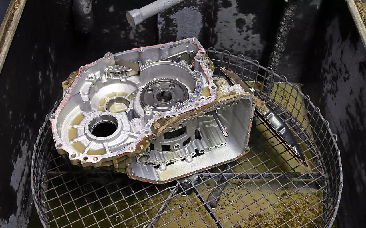 По наличию аппарата для мойки деталей можно судить об уровне профессиональной ремонтной мастерской.