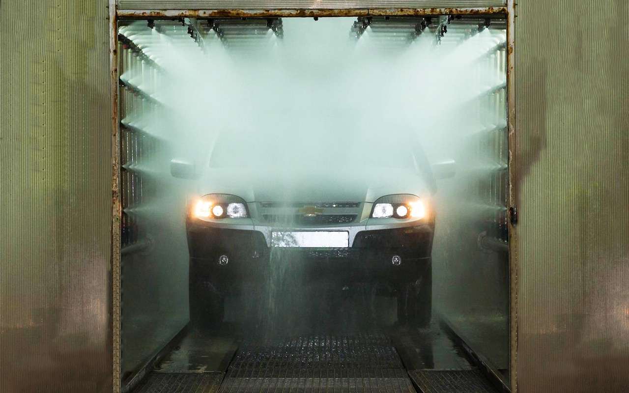 Дождевальная камера. Форсунки обрушивают на Ниву тонны воды. Процедуре подвергают каждый сошедший с конвейера автомобиль.