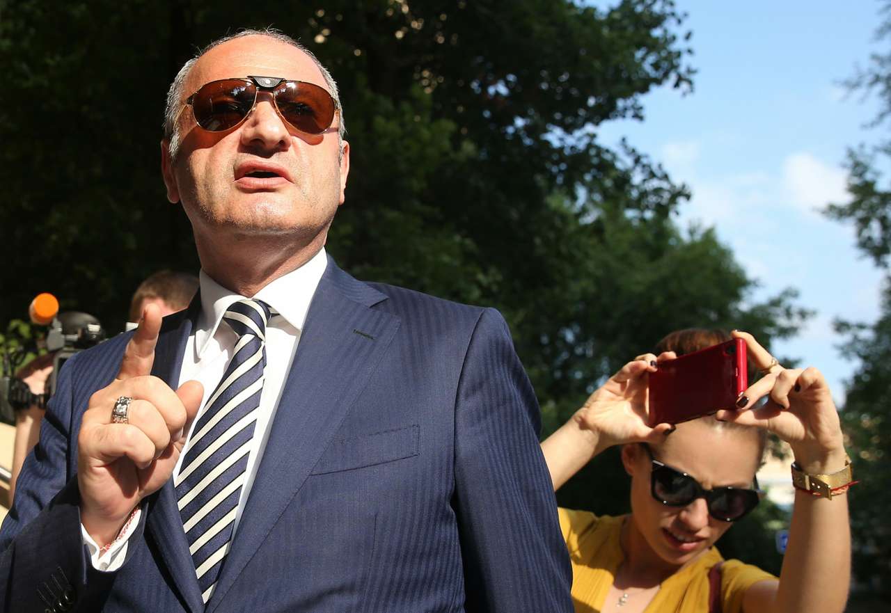 Эраст Матаев утверждает, что не бьет женщин