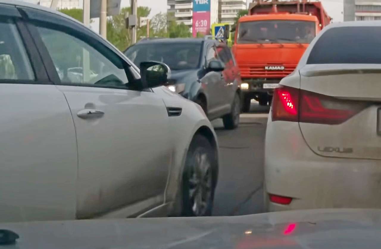 Вот так надо поступать с хамом на встречке!