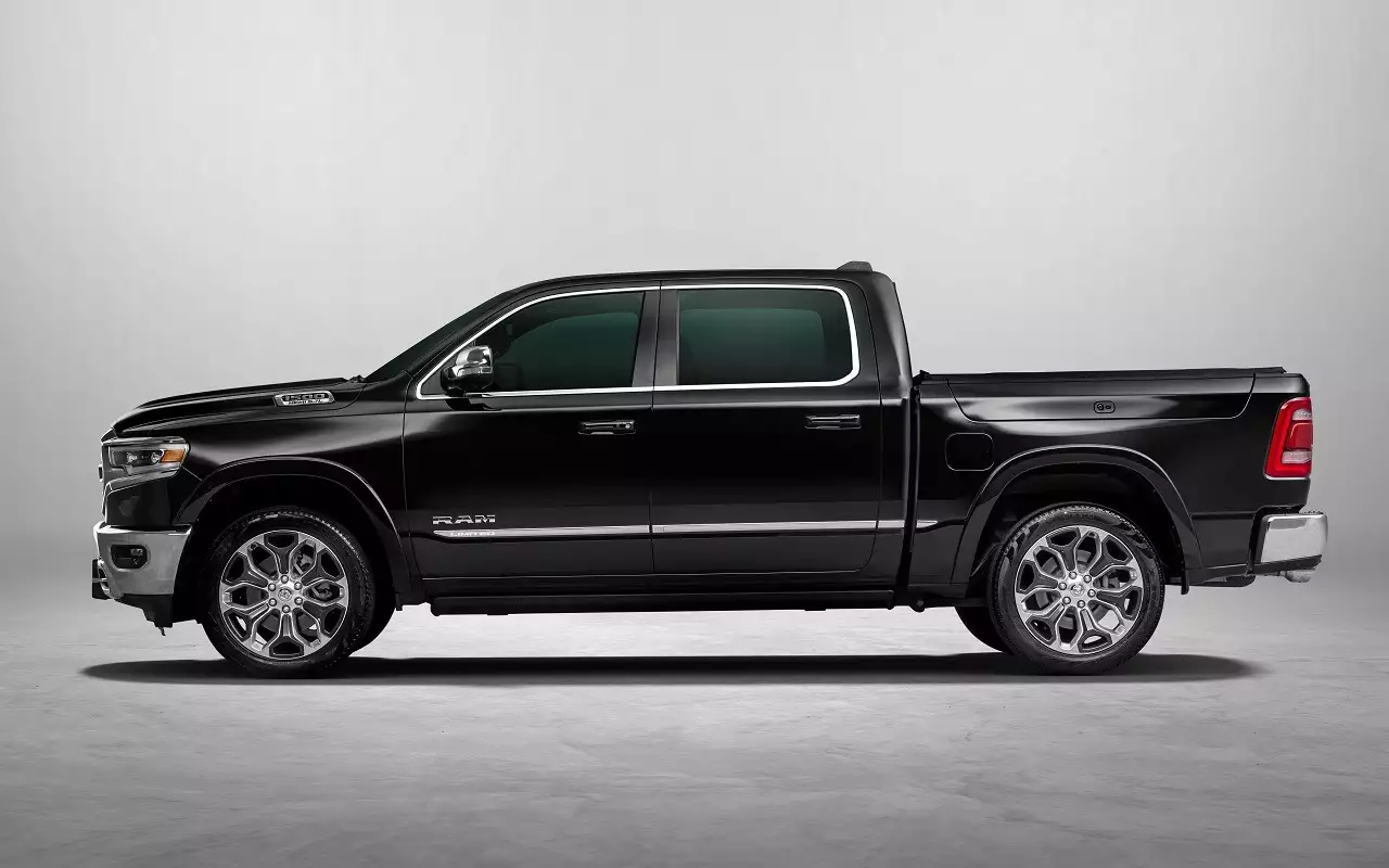 «Параллельный» RAM 1500 попадает в российский Топ-5 уже не впервые: в сентябре 2025-го он и вовсе угодил на вторую позицию, уступив только JAC T9