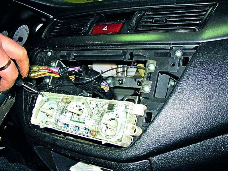 Отделка 9 букв. Блок сигнализации Lancer 9. Блок управления сигнализацией Лансер 9. Предохранитель подсветки печки Лансер 9. Предохранитель щитка подсветки Лансер 9.