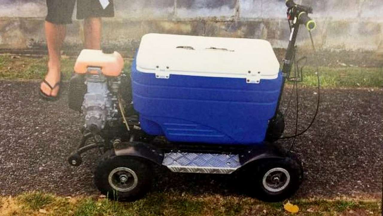 Пьяный мужчина верхом на холодильнике поехал за добавкой и нарвался на штраф