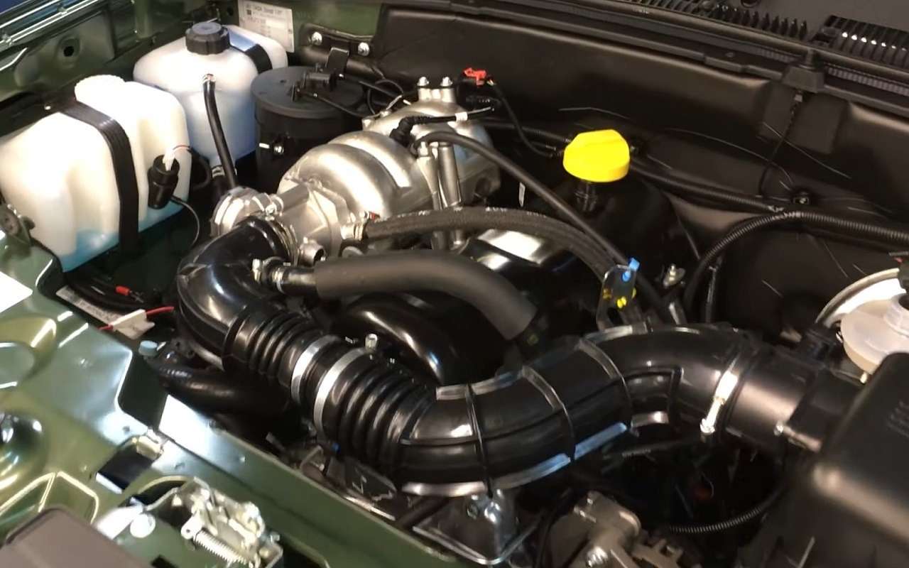 Двигатель ВАЗ-2123 под капотом Lada Niva Travel