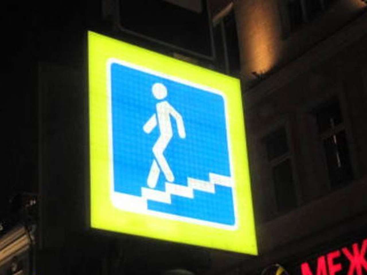 В Москве обычные дорожные знаки заменят на знаки с внутренней подсветкой 