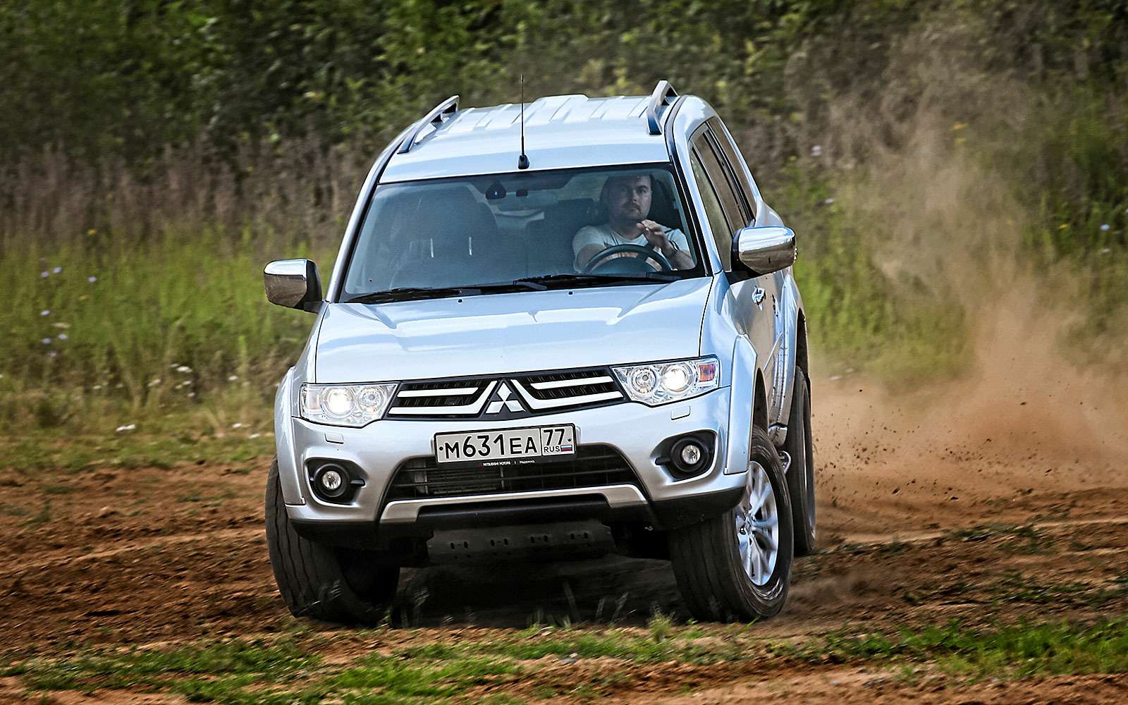 Рено паджеро. Mitsubishi Pajero Sport 200. Новый Митсубиши Паджеро спорт 2. Паджеро спорт 2025. Митсубиси Паджеро и Паджеро спорт.