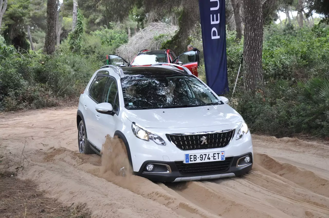Вот в такой песчаной ловушке машина застряла. Все же без полного привода ей приходится тяжко.
