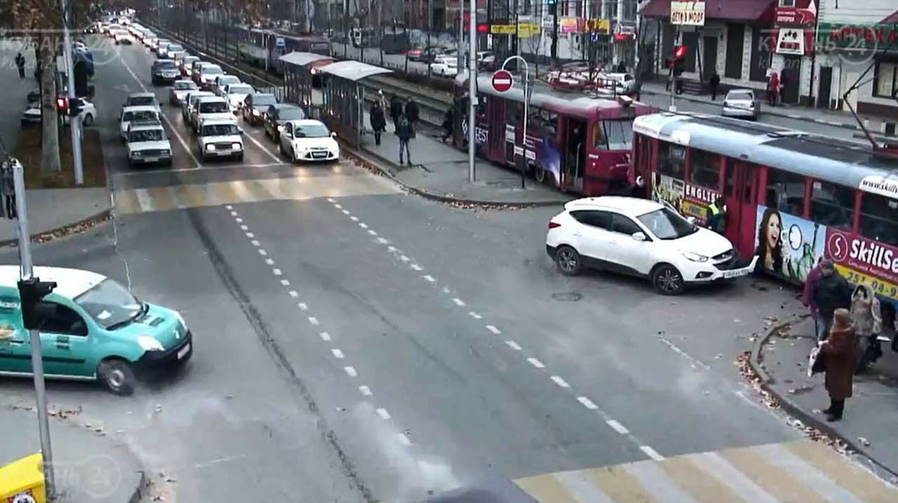 Задумчивая девушка на Hyundai ix35 (ВИДЕО)