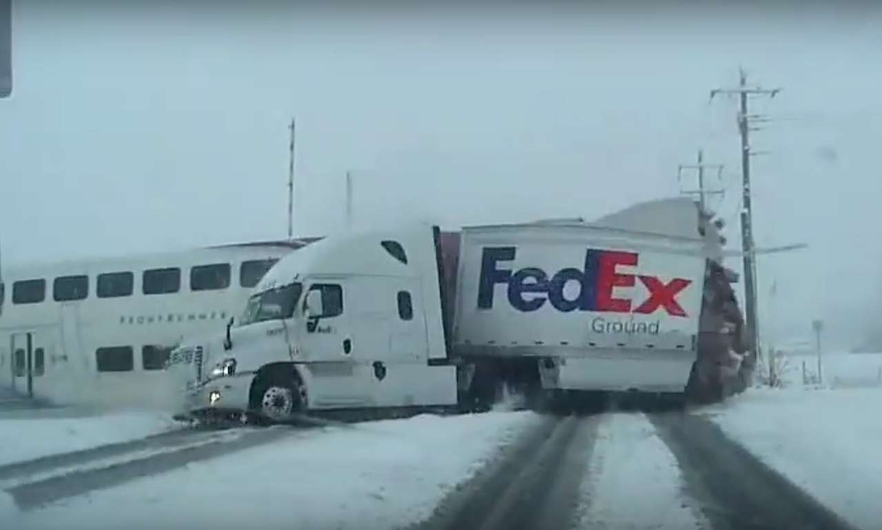 Сквозь фуру: поезд снес грузовик на переезде