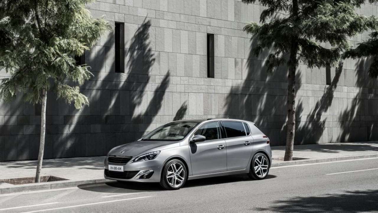 В России начались продажи нового Peugeot 308 