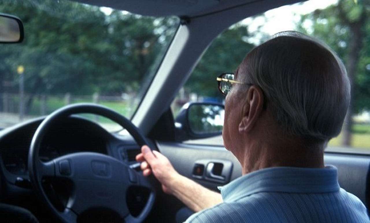 Пожилые водители ездят гораздо безопаснее начинающих