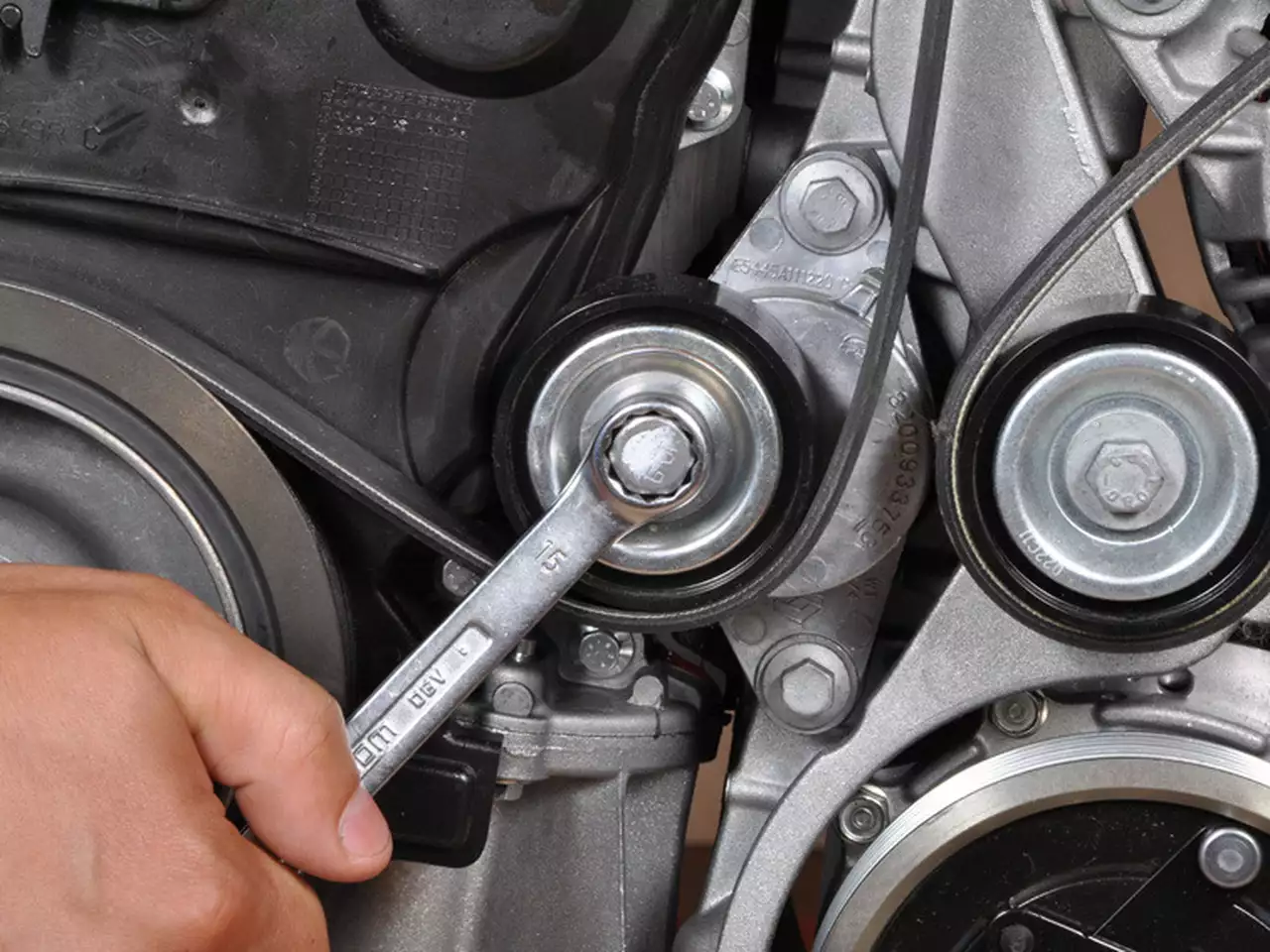 Замена ремня привода вспомогательных агрегатов 16-клапанного двигателя Renault Logan/Sandero