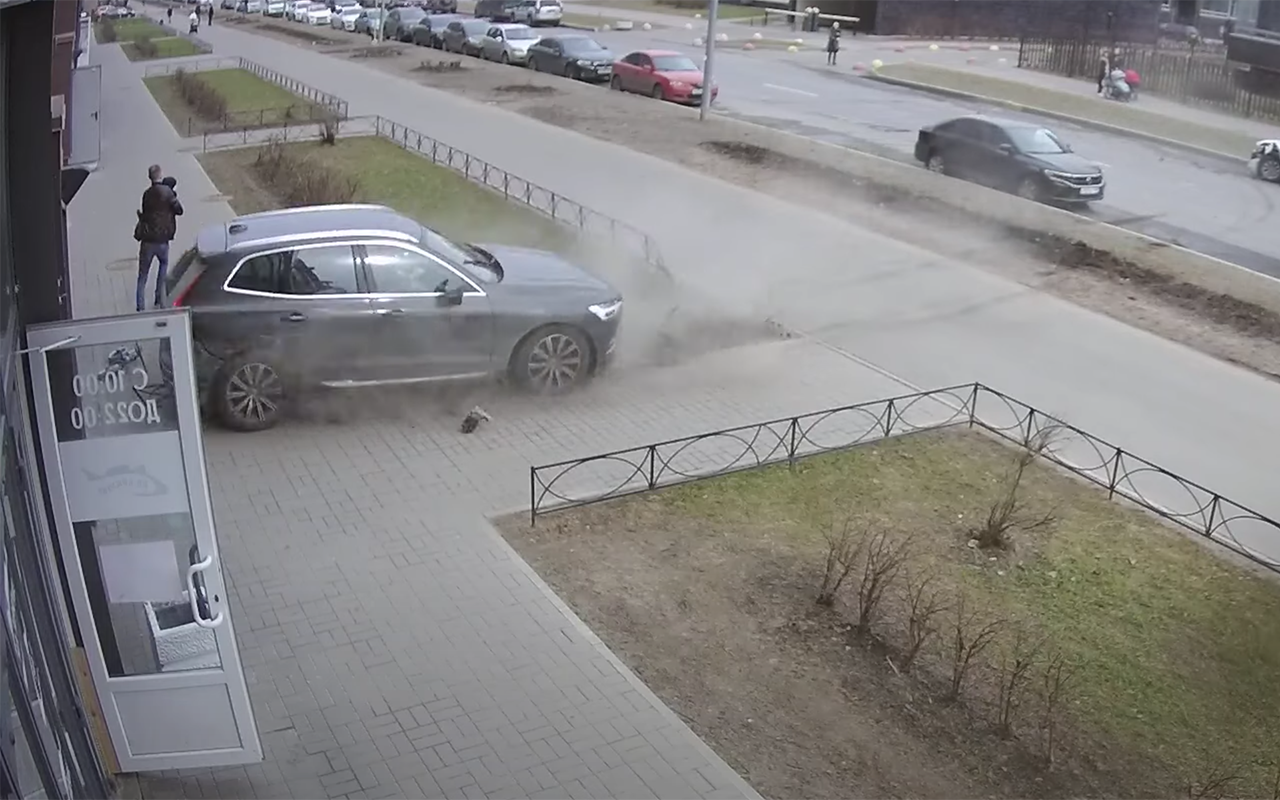 Отцовский инстинкт: спас ребенка от обезумевшего автомобиля