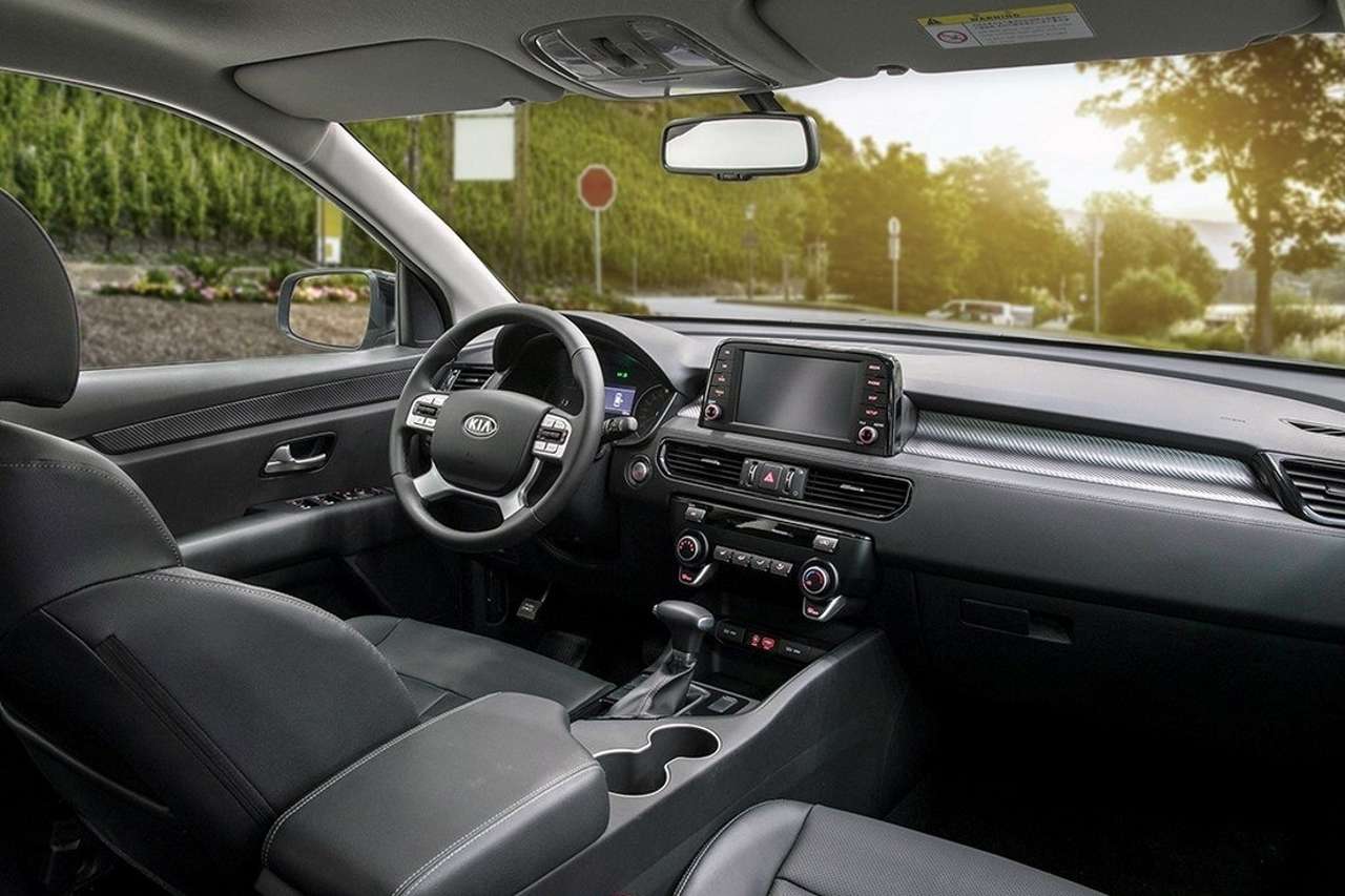 Новый кроссовер Kia KX7: опубликованы первые фотографии интерьера