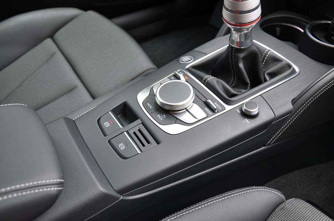 Шайбой на центральном тоннеле можно изменять настройки амортизаторов, узнавать прогноз погоды, цены на бензин, настраивать навигацию и использовать множество других функций.