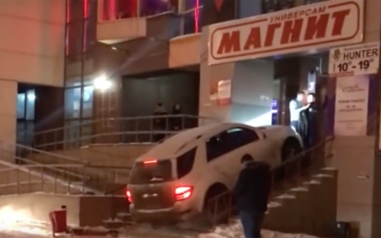 И опять Новый год! Неадекват пытался заехать в бар на Мерседесе