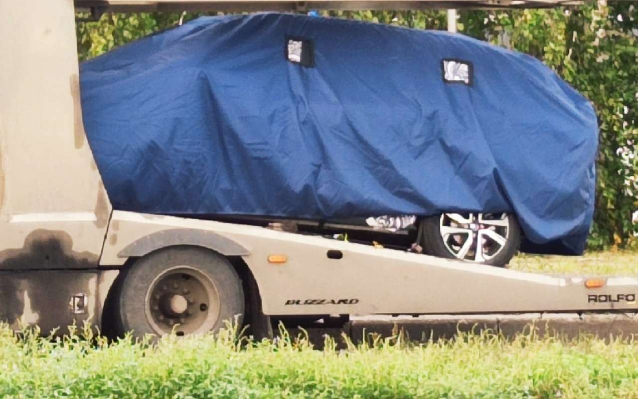 В Тольятти засняли автовоз с новыми Вестами