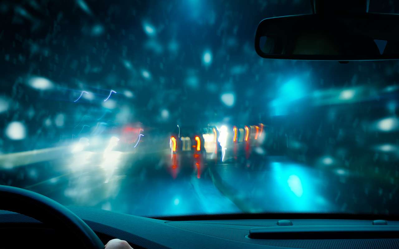 И уносит меня: поспешил, заскользил и врезался в ДПС!