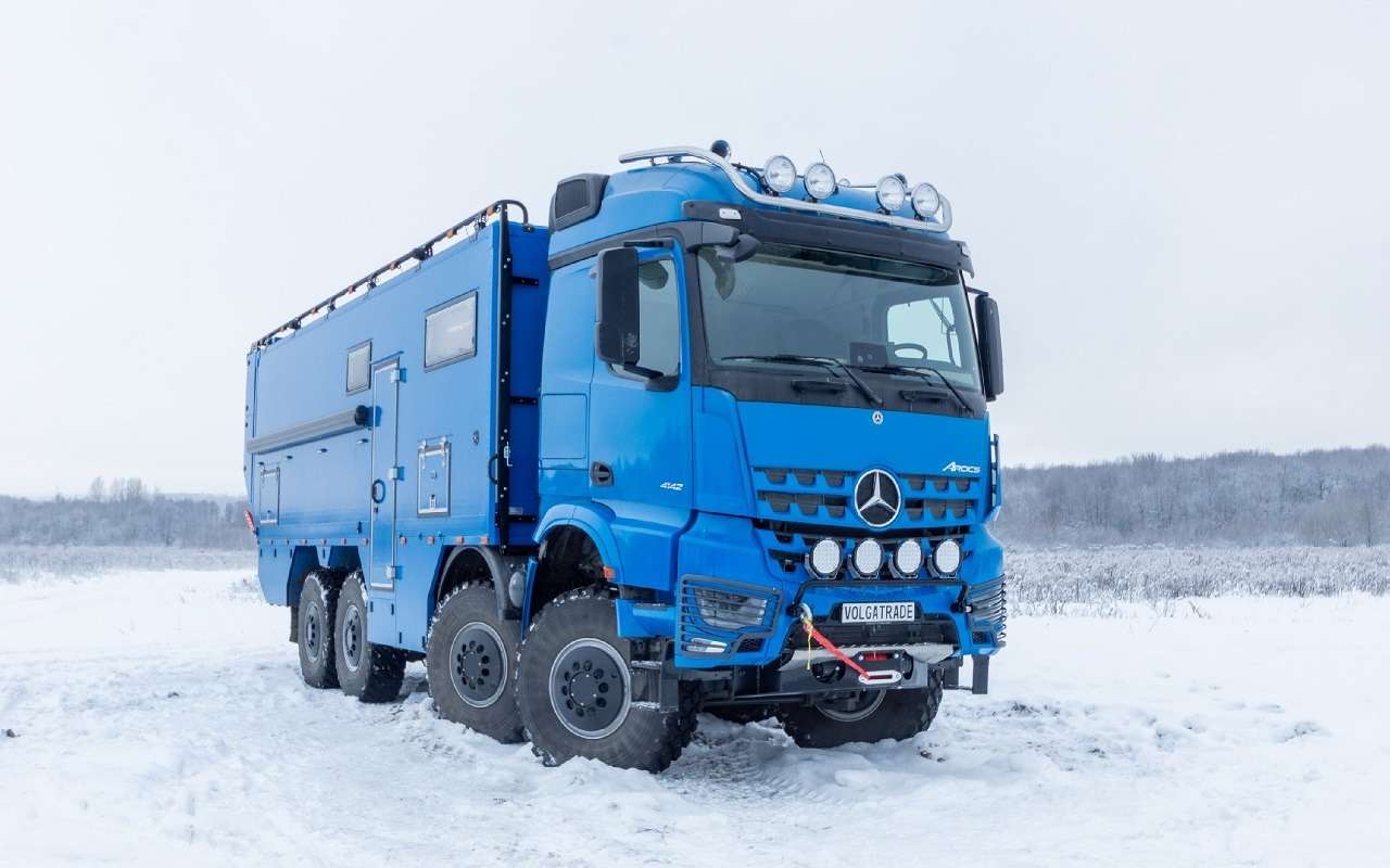 Экспедиционный автодом на базе полноприводного Mercedes Arocs 8х8.
