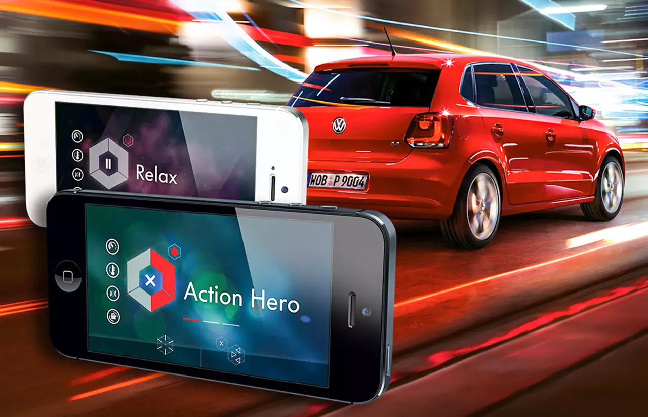 По заказу концерна диджеи сложили несколько мелодий специально для проигрывания в автомобиле. Они «интерактивные»: при включении поворотника появляются дополнительные звуки, с ростом скорости на спидометре ускоряется темп проигрывания, а на виражах звук «перетекает» в колонки одного борта, словно вода. И как мы раньше без этого жили?