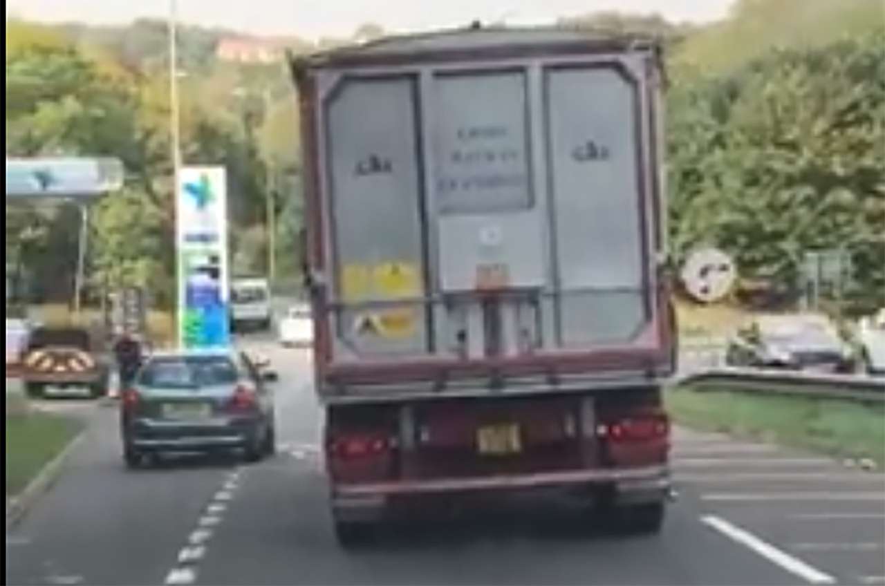 Водители устроили дорожную разборку, кидая в машины кирпич