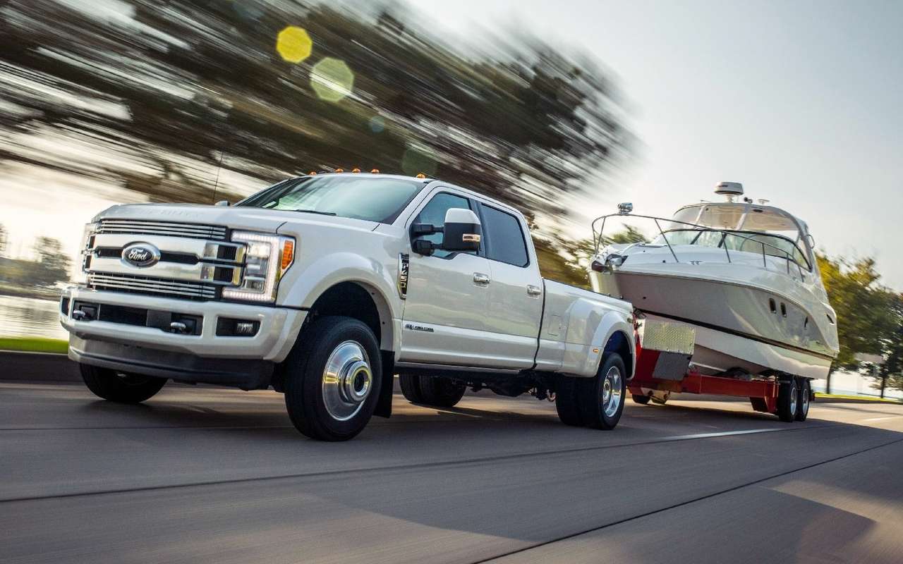 F-450 Super Duty способен брать на борт до 3338 кг груза и тащить прицеп массой 9525 кг.