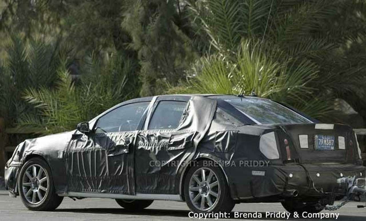 Новый флагман Cadillac в камуфляже