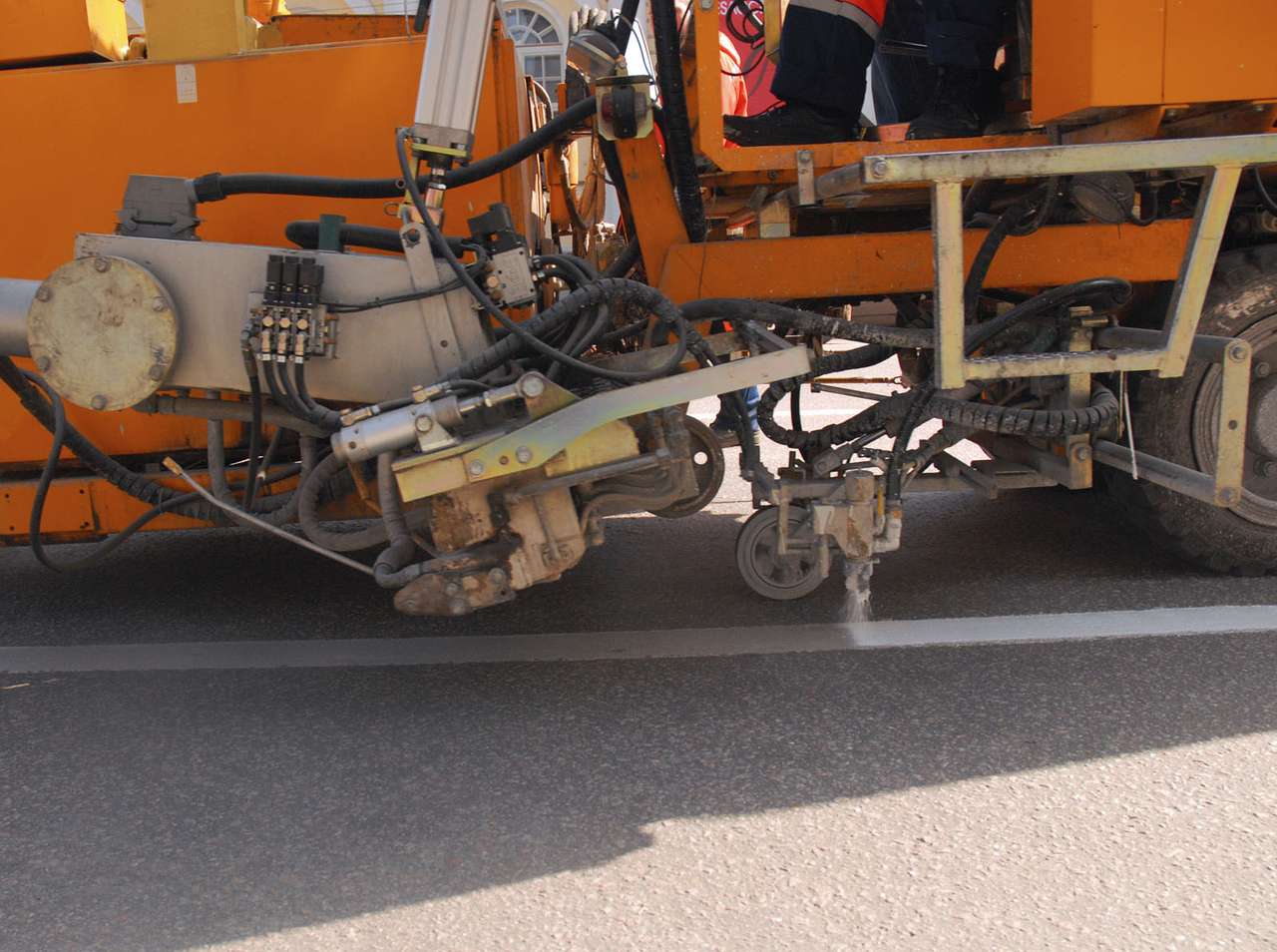 В краску для разметки начали подмешивать стеклянные шарики